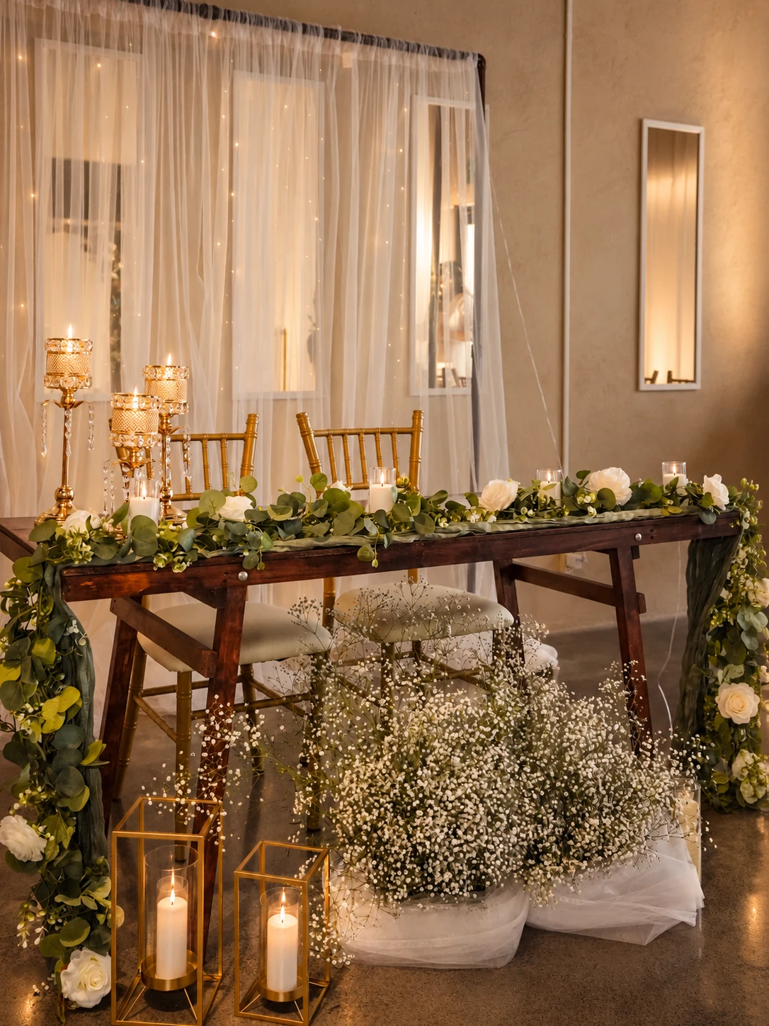 Mesa decorada para boda civil con flores y copas