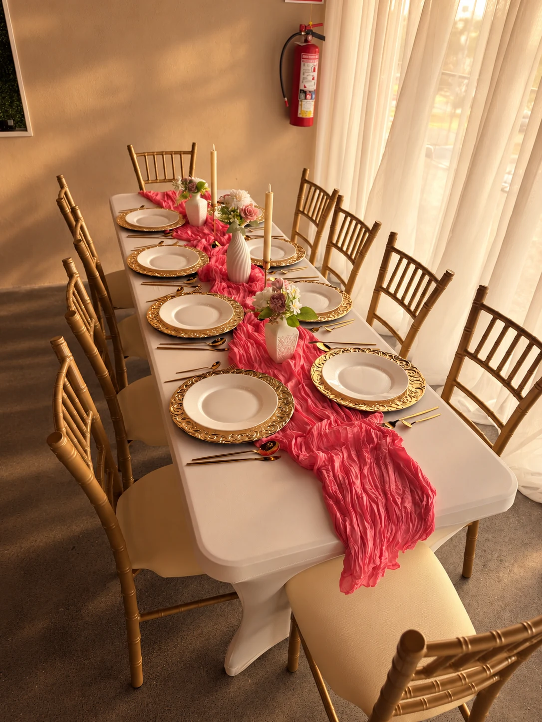 Mesa montada con camino rosa y flores